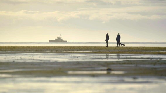 Außerhalb der Hauptsaison haben die Borkumer*innen und die wenigen Besucher*innen die Strände der Insel für sich. © NDR / Eddy Zimmermann 