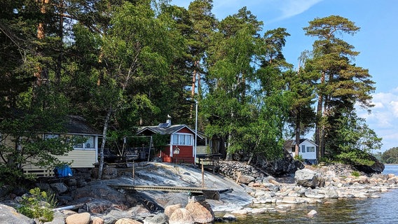 Den Sommer am Wasser zu verbringen, ist in Finnland kein Privileg der Wohlhabenden. Die Stadt unterhält insgesamt 1.600 Hütten auf Felseninseln wie Satamasaari, erbaut für Arbeiter und Angestellte. © NDR/Astrid Reinberger/Florian Melzer 