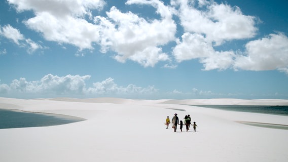 Durch die Wüste ans Meer: Fischerfamilie Meneses Garcia auf dem Weg zur Arbeit. © NDR/Julian Ringer 