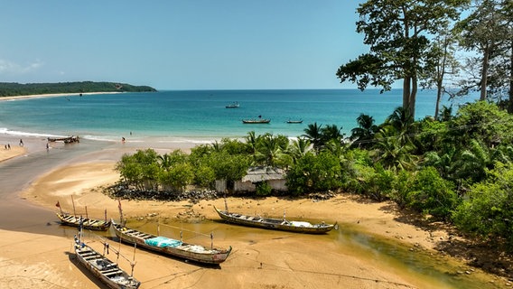 Hier gibt es sie wirklich noch, die einsamen Strände: An Ghanas mehr als 500 Kilometer langen Küste ist viel Platz. © NDR/Florian Melzer 