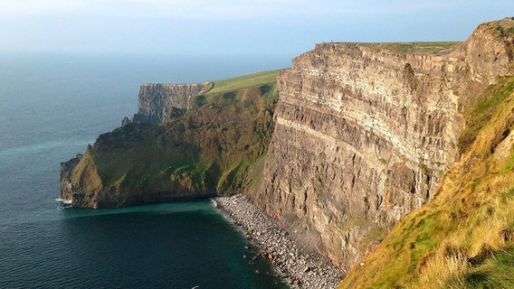 Imposante Steilküste: Im Westen von Irland erheben sich die Cliffs of Moher. © NDR/Ralf Biehler 