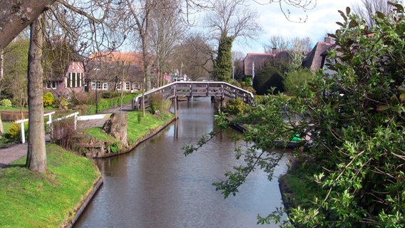 Kanäle statt Straßen: Das Dorf Giethoorn wird auch das niederländische Venedig genannt. © NDR/Michael McGlinn 