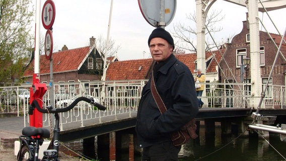 Ein ständiges Auf und Zu: Joep Steur, der Brückenmeister von Edam, radelt am Tag bis zu 60 Kilometer, um die Kanalbrücken per Hand zu bedienen. © NDR/Michael McGlinn 