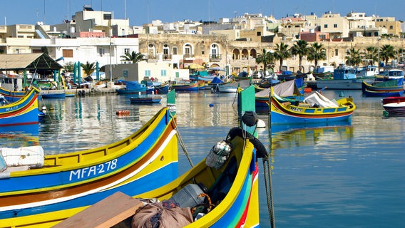Bunte Fischerboote im Hafen von Marsaxlokk im Südosten von Malta. © NDR/Visit Malta 