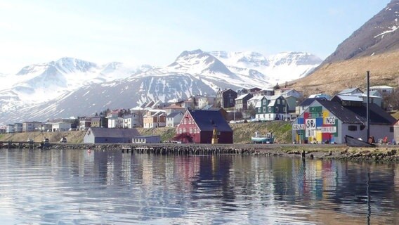 Das kleine Fischerstädtchen Siglufjörður  mit schneebedeckten Bergen im Hintergrund. © NDR/nonfictionplanet/Till Lehmann 