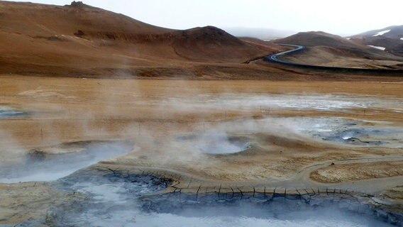 Ein Weg fürt durch die isländische Hochebene im Nordosten der Insel. © NDR/nonfictionplanet/Till Lehmann 