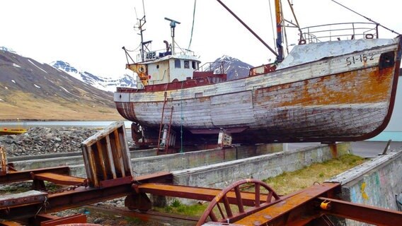 Ein altes Fischerboot aus Holz. © NDR/nonfictionplanet/Till Lehmann 