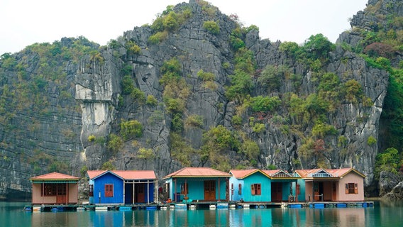 Schwimmende Dörfer: Die Felsen der Halong-Bucht sind als Baugrundstücke ungeeignet. © NDR/nonfictionplanet/Steven Galling 