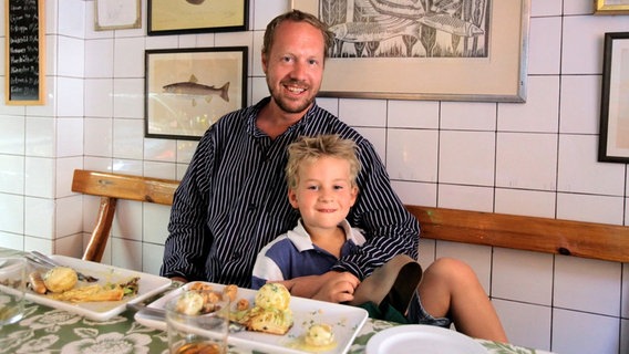 Keine Fischstäbchen für Oskar: Sein Vater Andreas ist der Erfinder des Lachs-Würstchens und betreibt das bekannteste Fischrestaurant Gotlands. © NDR/Florian Melzer, honorarfrei 