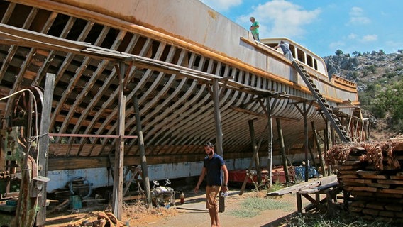 Holzboot-Werft in Bozburun. Roman Abramowitsch lässt sich hier gerade die größte türkische Gulet-Holzyacht der Welt bauen. © NDR/Christoph Knorr 