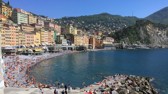 Camogli liegt an der Ostseite der italienischen Riviera und wird im Sommer zum beliebten Badeort für Einheimische. © NDR/Cristina Trebbi 