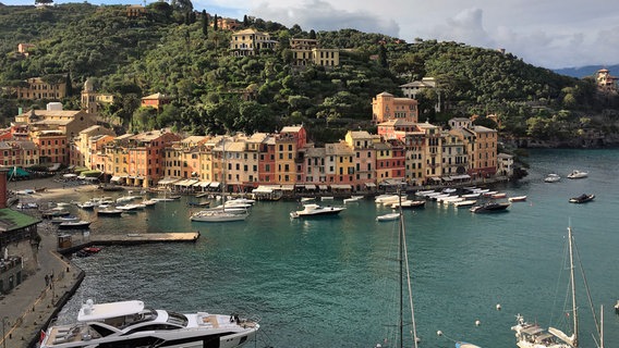 Wohl das legendärste Fischerdorf der italienischen Riviera  und das teuerste: Portofino. © NDR/Cristina Trebbi 