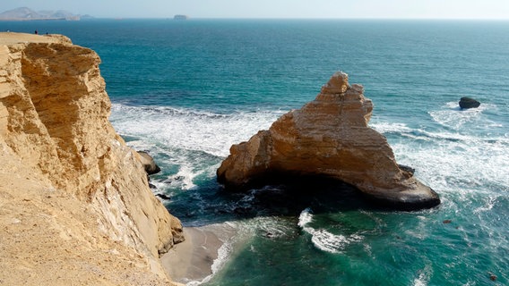 Die Überreste der sogenannten Kathedrale: Die riesige Felsformation im Paracas Nationalpark wurde bei einem schweren Erdbeben zerstört. © NDR/nonfictionplanet/Steffen Schneider 