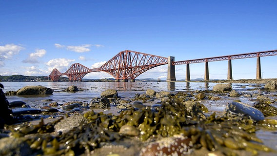 Die Forth Railway Bridge: Seit 1890 überspannt das rote Bauwerk Schottlands größten Fjord. © NDR/Jörg Hammermeister 