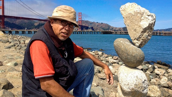 Bill Dan balanciert an der Bucht von San Francisco Steine. © NDR/Steffen Schneider 