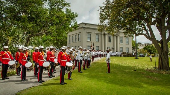 Eine Parade vor dem Regierungssitz in Bermuda. © © NDR/Heiko De Goot 