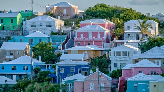 Bunte Häuser in Bermuda. © © NDR/Heiko De Goot 