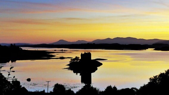 Die Landschaft der Inneren Hebriden in dem Licht eines Sonnenuntergangs. © NDR/nonfictionplanet/Michael Mc Glinn 