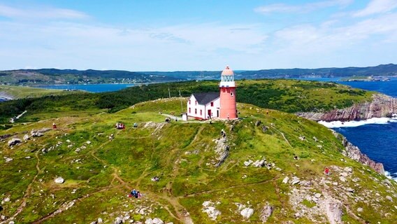 Picknick mit Aussicht: Beim berühmten "Lighthouse Picnic" am Leuchtturm in Ferryland können Besucher hausgemachte Spezialitäten genießen und Wale in der Bucht beobachten. © NDR/nonfictionplanet/Johannes Rudolph 