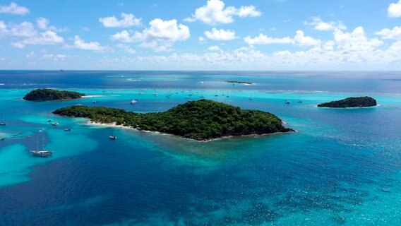 Unbewohnt und doch eines der Highlights der Karibik: Die "Tobago Cays" im Süden von St. Vincent und den Grenadinen sind eine Inselgruppe wie aus dem Bilderbuch. © NDR/nonfictionplanet/Florian Melzer 