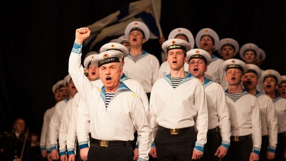 Männer des Sing- und Tanzensembles der Nordmeerflotte bei einer Inszenierung. © NDR/Sven Jaax 