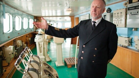 Der ehemalige Maschinist Wladimir Kondratjev auf dem Museumsschiff "Lenin". © NDR/Sven Jaax 