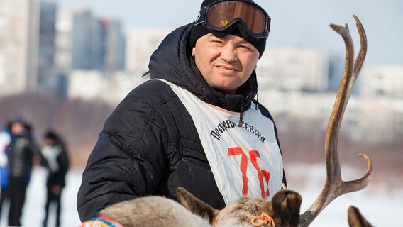 Der Rentierzüchter Nikolai Seliwanov mit einem seiner Tiere. © NDR/Sven Jaax 