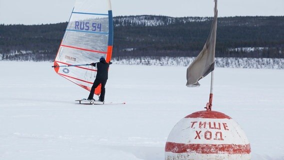 Der Eissurfer Wjatscheslav Olegowitsch Maltsev surft auf einem zugefrorenen See. © NDR/Sven Jaax 