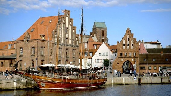 Zu Gast im Alten Hafen von Wismar: Schiffe wie der Zweimast-Gaffelschoner "La Paloma" erinnern bis heute an die Seefahrertradition der Hansestadt. © NDR/nonfictionplanet/Florian Melzer 