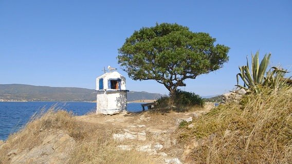 Amouliani ist die einzige bewohnte Insel zwischen den "Fingern" Athos und Sithonia. © NDR/nonfictionplanet/Jörg Hammermeister 