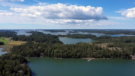 Wald und Wasser: Rund 33.000 Menschen leben auf den Schären vor Turku, statistisch gesehen hat also jeder Mensch mehr als eine Insel zur Verfügung. © NDR/nonfictionplanet/Florian Melzer 