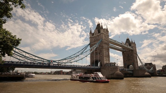 Die berühmteste Brücke Großbritanniens: Die Tower Bridge quert die Themse mitten in London. © NDR/André Lex 