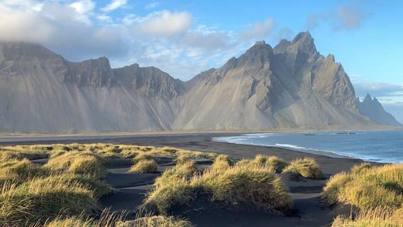 Magische Kulisse: Der schwarze Strand von Stokksnes gilt als eines der beliebtesten Fotomotive in der dünn besiedelten Region. In Austurland, Ostisland, leben nur rund 3% aller Isländer. © NDR/nonfictionplanet/Annette Plomin 