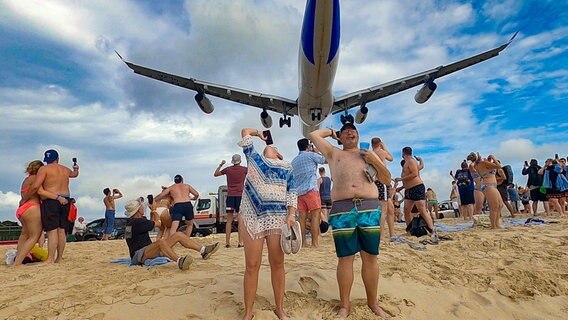 Am "Maho Beach" fliegen die Flugzeuge so dicht über den Strand, dass sie unzählige Planespotter anlocken. Nirgendwo sonst auf der Welt sind die Maschinen fast zum Greifen nah. © NDR/Jörg Hammermeister 