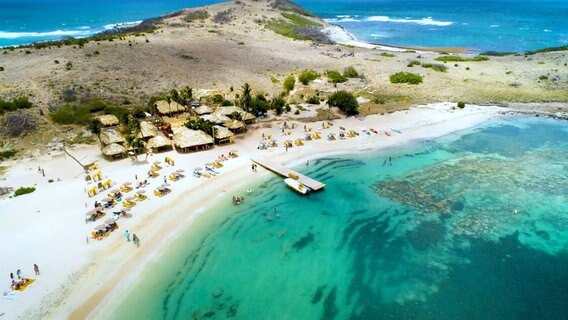 Die Antillen-Insel Saint Martin und Sint Maarten ist die kleinste Karibik-Insel, die sich zwei Nationen teilen. Saint Martin im Norden gehört zu Frankreich, Sint Maarten im Süden ist ein "autonomes Land im Königreich der Niederlande". © NDR/Jörg Hammermeister 