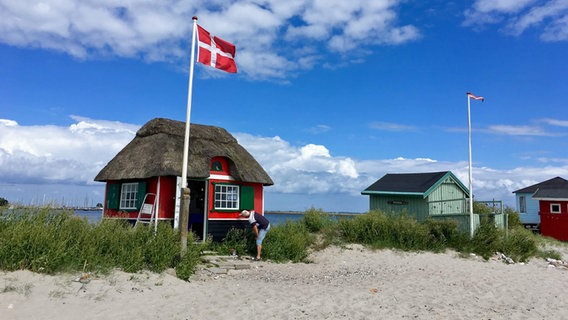 Wegen der salzigen Seeluft müssen die bunten Badehäuser auf der dänischen Insel Ærø ständig neu gestrichen werden. Ærø gilt als der sonnigste Ort Dänemarks. Die Insel ist nur 88 Quadratkilometer groß und hat rund 6.000 Einwohner. © Till Lehmann 