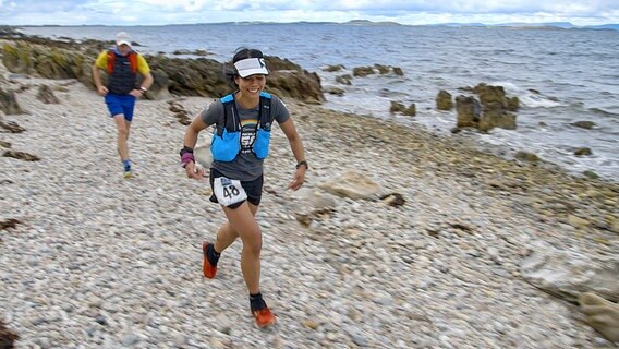 Der "Kintyre Way Ultra" gilt als einer der landschaftlich spektakulärsten Ultra-Marathonläufe. Ein 32 Meilen langer Trail führt querbeet über die Halbinsel. Sollte Mariam Kilpatrick als Erste ins Ziel einlaufen, wartet eine Flasche Whisky oder Gin auf sie. Typisch Kintyre. © NDR/nonfictionplanet/Jörg Hammermeister 