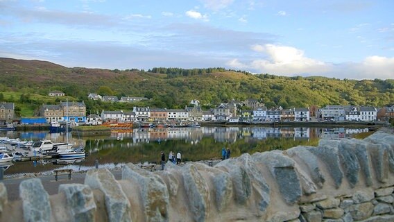 Das Städtchen Campeltown war einst eine schottische Whisky-Hochburg. Mitte des 19. Jahrhunderts gab es hier gleich 35 Brennereien. Heute beheimatet die Stadt an der Südostküste der Halbinsel noch drei Destillen. © NDR/nonfictionplanet/Jörg Hammermeister 