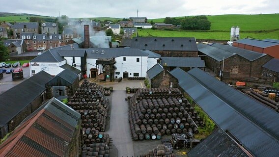 Die "Springbank Distillery" ist ein Familienunternehmen, das bereits 1828 gegründet wurde. Viele Produktionsprozesse werden hier noch von Hand ausgeführt. In der Produktion gibt es keinen einzigen Computer. Deshalb wird Springbank auch "arbeitendes Museum" genannt. © NDR/nonfictionplanet/Jörg Hammermeister 