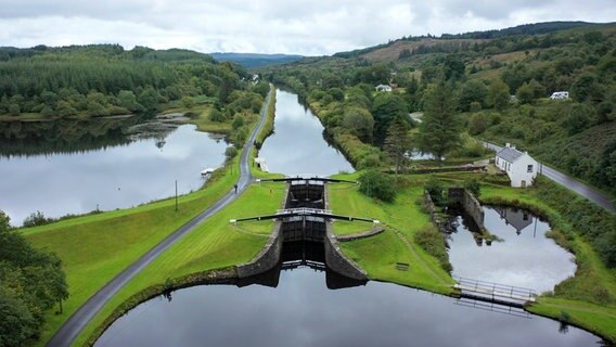 Der Crinan Canal gilt als schönste Abkürzung Großbritanniens. Die 14 Kilometer lange Wasserstraße halbiert den Seeweg von Glasgow zu den westlichen Inseln. © NDR/nonfictionplanet/Jörg Hammermeister 