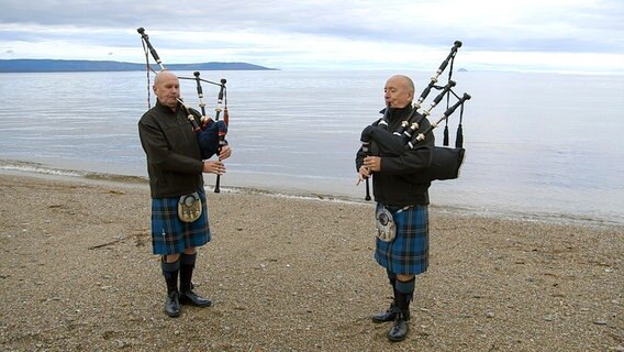 Paul McCartney landete mit seinem Song "Mull of Kintyre" 1977 einen Welthit  begleitet wurde er damals von der "Campbeltown Pipe Band". Noch heute treffen sich Ian McKerral und John Lang Brown mit ihren Dudelsäcken am Strand von Saddell, um das Lied anzustimmen. © NDR/nonfictionplanet/Jörg Hammermeister 