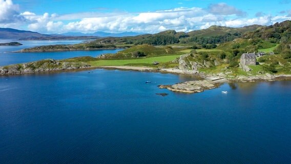 Sanfte Hügel, blühende Heidelandschaften, weiße Sandbuchten: auf Kintyre, der längsten Halbinsel Schottlands, laufen die schottischen West Highlands aus. © NDR/nonfictionplanet/Jörg Hammermeister 