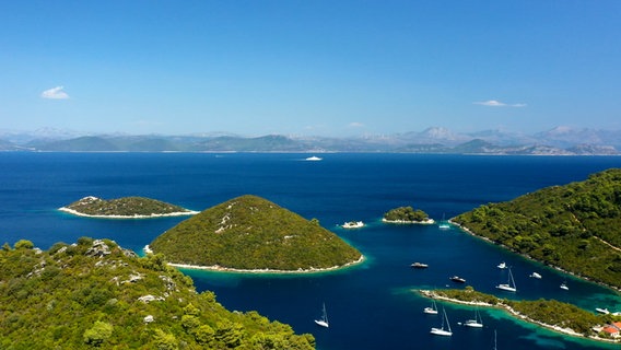 Die meisten der rund 1.200 kroatischen Inseln liegen im Süden Landes. Die Küste Dalmatiens ist eine ganz besondere Wasserwelt, ein Paradies nicht nur für Segler. © NDR/nonfictionplanet/Johannes Rudolph 
