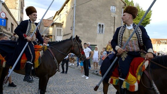 Als viermaliger Sieger der "Alka von Sinj" gibt sich Ante Zorica siegessicher und gutgelaunt. Das Ritterfest ist das Highlight des Jahres, aber auch ein Event mit geschichtlich ernstem Hintergrund. © NDR/nonfictionplanet/Johannes Rudolph 