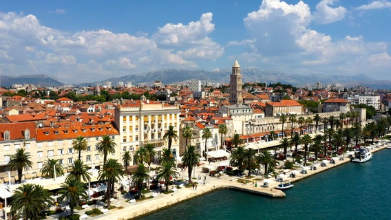Split ist die zweitgrößte Stadt Kroatiens. Umgeben von Gebirgen, mitten im Herzen Dalmatiens, bietet sie neben Kultur und Kulinarik auch jede Menge Historie. © NDR/nonfictionplanet/Johannes Rudolph 