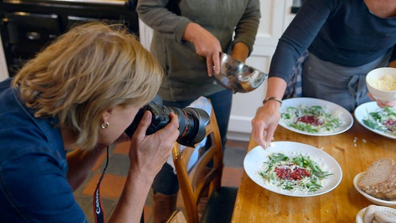 Ein Foto für das nächste Kochbuch: Annette van Ruitenburg befasst sich schon seit langem mit der kulinarischen Seite ihrer Heimatinsel Texel. © NDR/nonfictionplanet/Ralf Biehler 