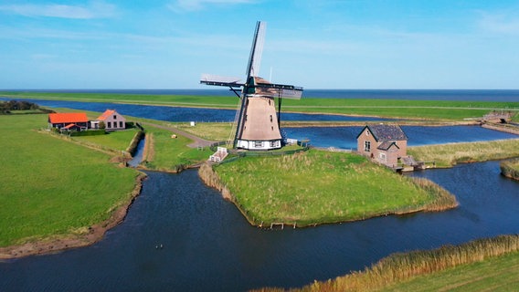 Holland, wie man es sich vorstellt: Auf Texel, der größten westfriesischen Insel findet man lange Strände, flaches Land, idyllische Orte und natürlich auch die berühmten holländischen Windmühlen. © NDR/nonfictionplanet/Ralf Biehler 