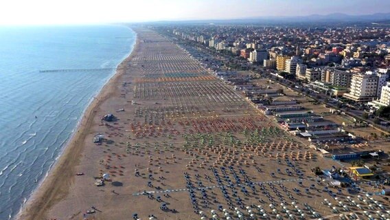 Endlose Reihen Sonnenschirme am 15 Kilometer langen Sandstrand von Rimini: Doch die italienische Stadt an der Adria hat sehr viel mehr zu bieten als nur den Massen-Strandtourismus. © NDR/nonfictionplanet/Forian Melzer 