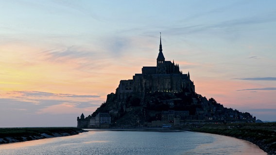 Abendstimmung am berühmten Kloster Mont St. Michel: Seit 1979 als Weltkulturerbe der UNESCO anerkannt. © NDR/nonfictionplanet/Florian Melzer 