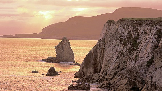 Berühmt für seine schroffen Felsküsten: Irland. © NDR/Holger Leue 